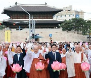 [포토]박보균 문체장관, 4년 만에 돌아온 연등행렬 참가