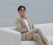 영화 ‘잠’ 출연진 칸 해변서 인터뷰 촬영… 부드럽고 따뜻한 미소 짓는 이선균