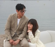 영화 ‘잠’ 이선균, 정유미… 칸 해변에서 화보같은 인터뷰 촬영
