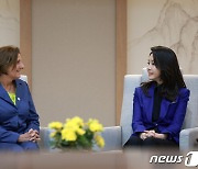 김건희 여사, 독일 총리 부인 브리타 에른스트 여사와 환담