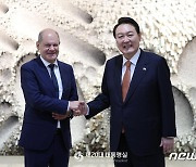 尹-숄츠 "한독 군사비밀협정 조속 체결…'북한 비핵화' 공조"(종합)