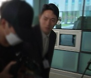 '중학생 성관계 혐의' 현직 경찰관 구속..."도주 우려"