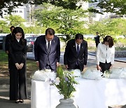 참배 지켜본 원폭피해 동포들 “꿈인가 싶어 마음 속으로 울어”