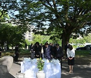윤 대통령-기시다 총리, 히로시마 한국인 원폭희생자 위령비 참배