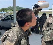 방탄소년단 제이홉, 화생방 훈련도 성실히..따가운 눈에 '물 철철'