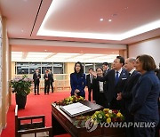 파독 간호원 출신 작가 작품 설명하는 윤 대통령