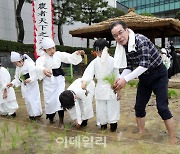 [포토] 이성희 농협회장, 손 모내기 체험행사