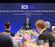 尹, EU 정상 만찬서 “평화·번영 위하여”…EU “한반도 통일 올 것”