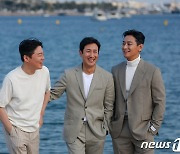 칸영화제 '탈출: 프로젝트 사일런스' 인터뷰 촬영, 행복한 삼형제들