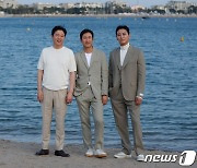 칸영화제 '탈출: 프로젝트 사일런스' 인터뷰 촬영, 포즈 취하는 주연 배우들