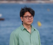 칸영화제 '탈출: 프로젝트 사일런스' 인터뷰 촬영, 포즈 잡는 김태곤 감독