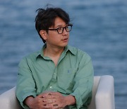 칸영화제 '탈출: 프로젝트 사일런스' 인터뷰 촬영, 배우 같은 김태곤 감독
