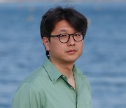 칸영화제 '탈출: 프로젝트 사일런스' 인터뷰 촬영, 포즈 잡는 김태곤 감독