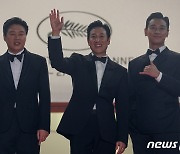 '영화 탈출 재밌게 관람 하세요' 인사하는 영화 '탈출' 주역들
