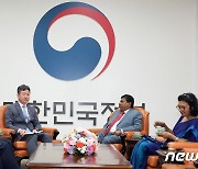 스리랑카 법무부 장관 면담하는 한창섭 차관