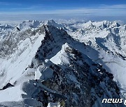 40대 네팔 셰르파, 27번째 에베레스트 등정 성공…타이 신기록