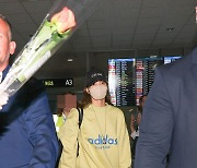 블랙핑크 리사 니스 공항 도착, 꽃 선물하는 팬들