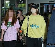 블랙핑크 리사, 편안한 트레이닝 복 차림으로 니스 공항 도착