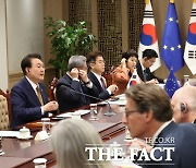 한-EU 정상회담…尹 "우크라이나 침공 'EU 연대'에 경의"