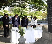 韓日정상, 한국인 위령비에 함께 고개 숙였다