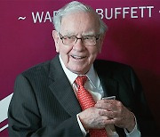[글로벌 리더] 92세에도 투자 업계 쥐락펴락하는 워런 버핏 | “투자 기회는 다른 이들이 바보짓을 할 때 온다”