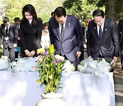 [사설] 한·일 정상 원폭 위령비 공동 참배, 미래 향한 걸음 되길