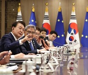 尹, EU 정상회담 "우리의 3대 교역국..소중한 동반자"