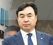 검찰, 윤관석 의원 비공개 소환…‘봉투 수수’ 지역본부장들 피의자 전환