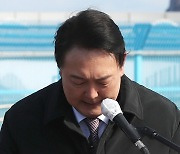 “盧영화 보고 울어”…尹, 노무현 14주기 추도식에 화환