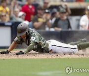김하성, 보스턴 상대로 4경기 연속 안타…MLB 통산 99호 득점