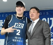 함박웃음 가득, 최준용 품은 전창진 KCC 감독 “골프만 쳐도 된다고 하더라” [KBL FA]