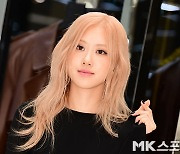 블랙핑크 로제 ‘시크한 손하트’ [MK포토]