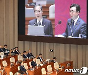 與 "민주, 국정운영에 부담주려"vs 野 "대통령이 민심·국회 거부"