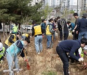 아모레 등 '용산 드래곤즈', 식목일 맞이 나무 심기 봉사활동 진행