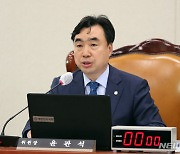 윤관석 의원, '민주당 돈봉투 의혹' 검찰 조사 마치고 귀가