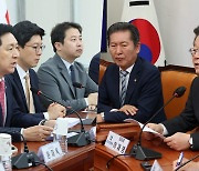 G7 방일·오염수 시찰단 설전…"명품외교" "병풍 안돼"