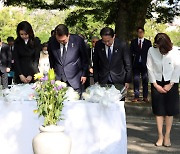 [사설] 한·일 정상 위령비 참배, 과거사 넘어 미래로 가는 계기로