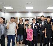 신상진 시장, '성남FC 서포터즈' 11살 홍시영 양 소아암 치료비 전달