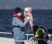 갓난아기까지···난민 12명 탄 보트 바다로 떠밀어낸 '이 나라'