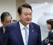 尹대통령, 노무현 前대통령 추도식에 화환…애도 메시지