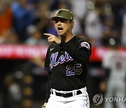 '롯데 출신' MLB 메츠 레일리, 하루에 1세이브 1홀드 수확