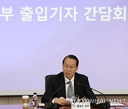 취임 1주년 간담회에서 발언하는 권영세 통일부 장관