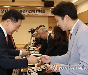 중견기업계 간담회 참석자들과 인사하는 김기현 대표