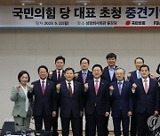 중견기업계 간담회에서 기념촬영하는 김기현 대표