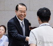 출입기자단과 인사하는 권영세 통일부 장관