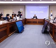 취임 1주년 간담회에서 발언하는 권영세 통일부 장관 간담회