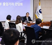 남북관계 관련 질문에 답하는 권영세 통일부 장관