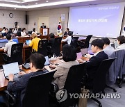 출입기자단 간담회에서 발언하는 권영세 통일부 장관