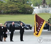 국기에 경례하는 EU 집행위원장-상임의장