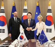 EU 지도부와 악수하는 윤석열 대통령